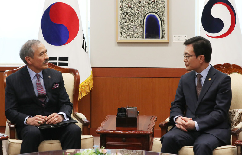 <b>First Vice Minister of Foreign Affairs Cho Se-young meets with US Ambassador to South Korea Harry Harris at the Ministry of Foreign Affairs on Mar. 4. (Yonhap News)<br><br></b>