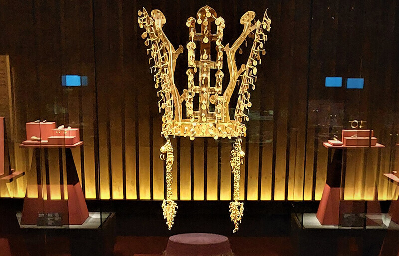 The golden Geumnyeongchong crown hangs in midair.