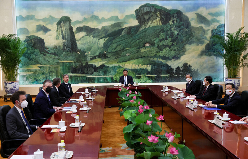 President Xi Jinping sat at the head of the table during his June 19 meeting with US representatives, with US Secretary of State Antony Blinken and US officials on one side and Chinese officials on the other. (Reuters/Yonhap)