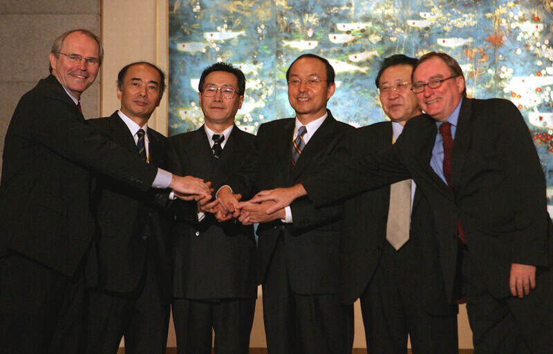 Representatives for the six-party talks on North Korea’s nuclear program pose for a photo on Sept. 19, 2005 in Beijing after successfully adopting a joint statement on the fourth round of the talks. From left to right are Christopher Hill, US assistant secretary of state for East Asian and Pacific affairs; Kenichiro Sasae, Japan’s deputy director-general of Asian and Oceanian affairs; Wu Dawei, China’s vice minister of foreign affairs; Song Min-soon, South Korea’s deputy minister of foreign affairs; Kim Kye-gwan, North Korea’s vice minister of foreign affairs; and Alexander Alexeyev, Russia’s deputy minister of foreign affairs. (Yonhap)