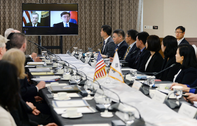 Trade representatives of the United States and South Korea watch a video conference between US Trade Representative Robert Lighthizer and South Korean Minister of Trade Kim Hyun-chong at the Lotte Hotel in Seoul on Aug. 22.