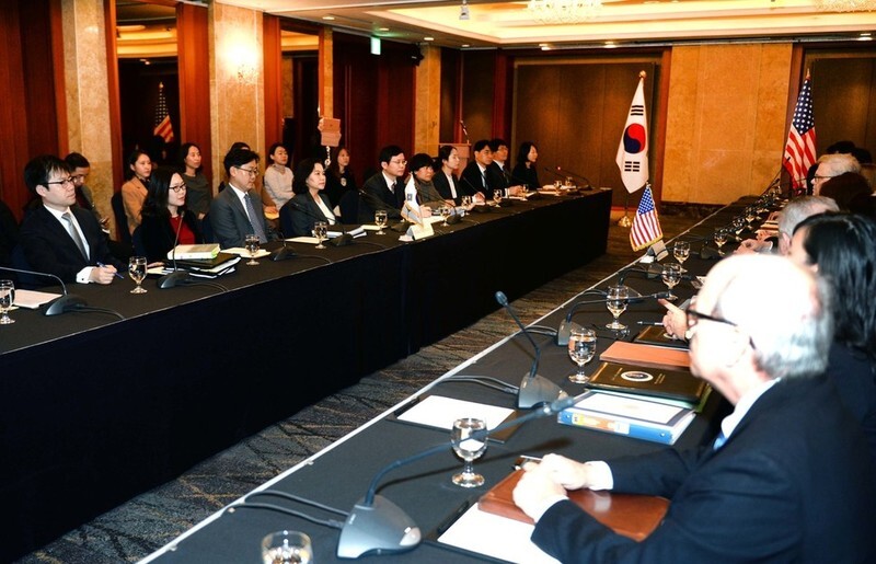 South Korean and US negotiators begin the second round of discussions for revising the KORUS FTA at the Lotte Hotel in the Sogong neighborhood of Seoul on Jan. 31. (provide by Ministry of Trade