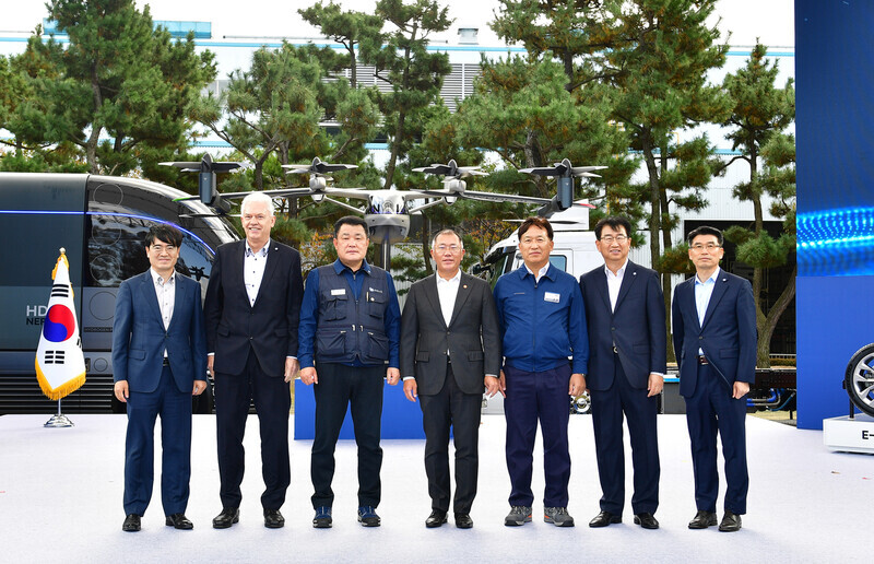 Hyundai Motor Group officials take a photograph after an “eco-friendly future vehicle field visit” event at Hyundai Motor’s Ulsan factory on Oct. 30 of last year. From left: Hyundai Motor President Kong Young-woon, President/R&D Division Head Albert Biermann, chapter president Lee Sang-su, Chairman Chung Eui-sun, President/Co-CEO Ha Eon-Tae, President/Co-CEO Lee Won-hee, and Kia Motors President Song Ho-sung. (Hyundai Motor Group)