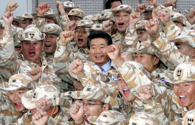President Roh Moo-hyun takes a photo with members of the Zaytun Division station in Erbil, Iraq, on Dec. 8, 2004. (Blue House pool photo)