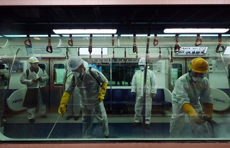 Transport Minister Won Hee-ryong oversees bedbug extermination efforts on a Korail subway car at the Guro Car Depot on Nov. 14. (Yonhap)