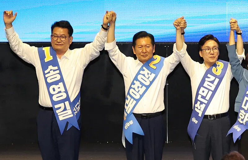Democratic Party leadership candidates greeting supporters at the Daegu-Gyeongbuk joint campaign speech