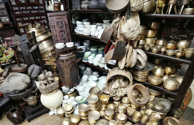There’s no shortage of antiques and more to browse at the Dapsimni Antique Art Street. (Park Mee-hyang/Hankyoreh)