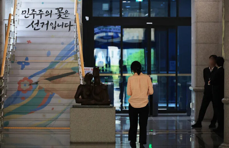 이태한 특별검사팀이 시간대별 투표자 수를 허위로 입력한 정황을 확인해 중앙선관위 등 7곳을 대상으로 압수수색을 한 지난 15일 과천 중앙선관위 로비로 관계자들이 이동하고 있다. 연합뉴스