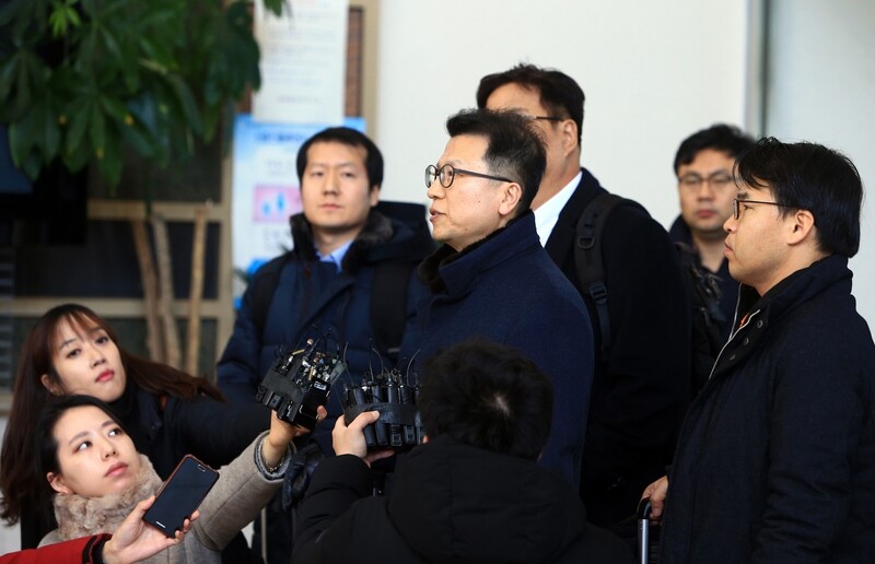 A South Korean advance review team arrives at the Donghae Highway Transit office at the border of South and North Korea. The team will review venues at the Mt. Kumgang Joint Cultural Festival and Masikryong Ski Resort. Lee Joo-tae