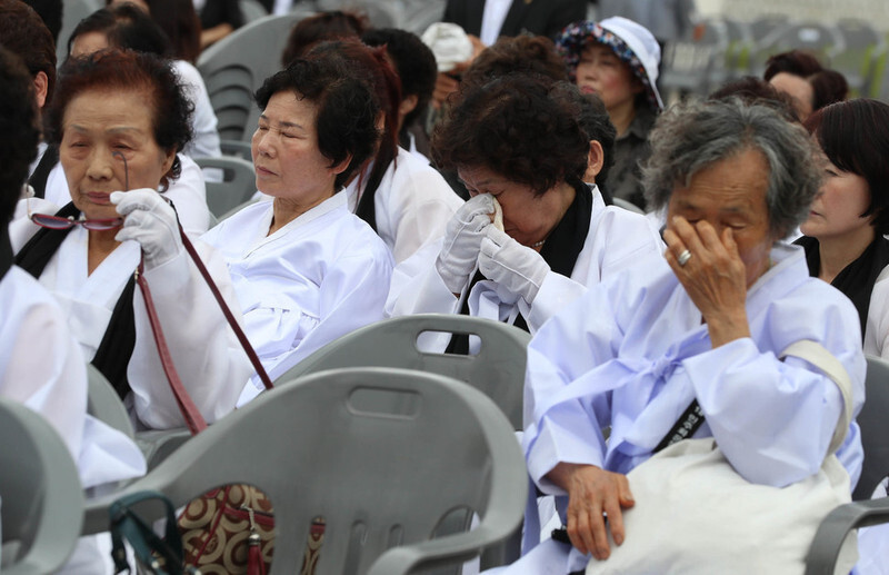 The mothers of people who died during the Gwangju Democratization Movement shed tears during a memorial service at the May 18 National Cemetery on May 18, 2018. (Hankyoreh archives)