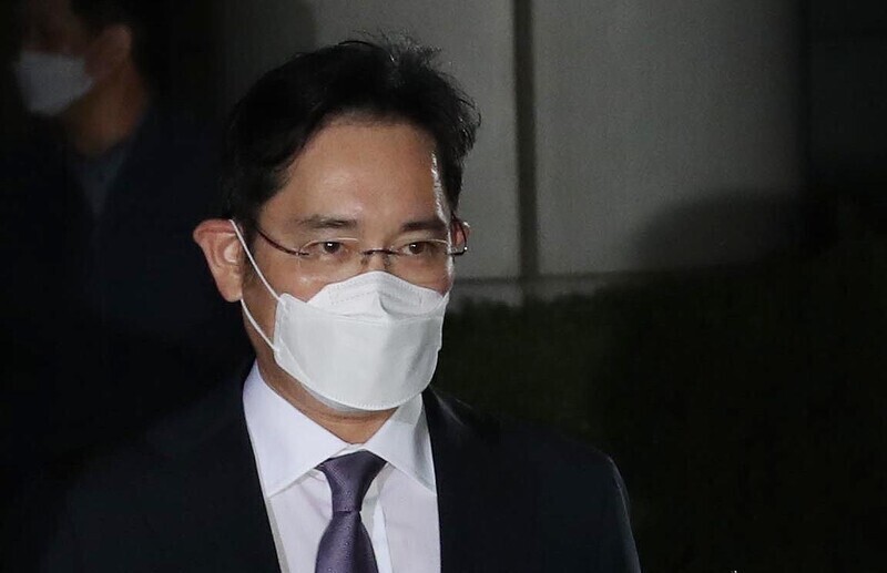Samsung Electronics Vice Chairman Lee Jae-yong exits the Seoul Central District Court on June 8, after a hearing regarding prosecutors’ request for his arrest warrant. (Baek So-ah, staff photographer)