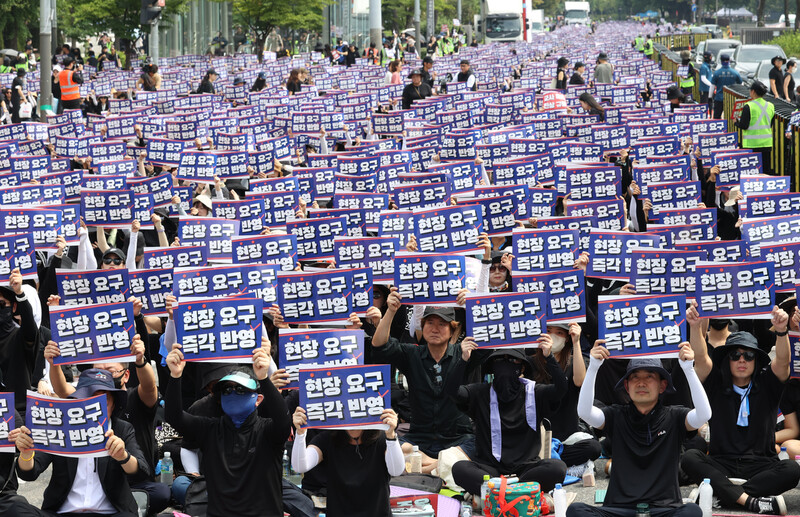 지난 26일 오후 서울 영등포구 국회의사당 앞에서 열린 전국 <BR>교사들의 집회. 연합뉴스