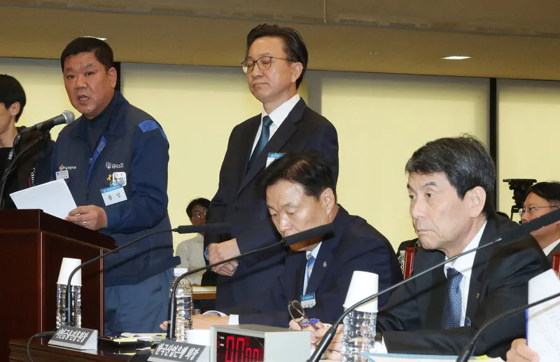 Lim Han-taek (far left)