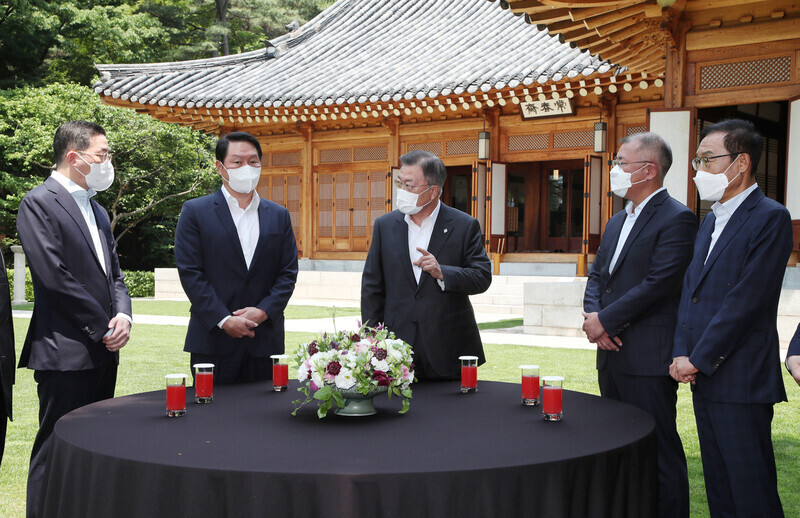 President Moon Jae-in talks with the leaders of South Korea’s four leading conglomerates at the Blue House on Wednesday. From left are LG Group Chairman Koo Kwang-mo, SK Group Chairman Chey Tae-won, Hyundai Motor Group Chairman Chung Eui-sun and Samsung Electronics Vice Chairman Kim Ki-nam. (Blue House photographers’ pool)