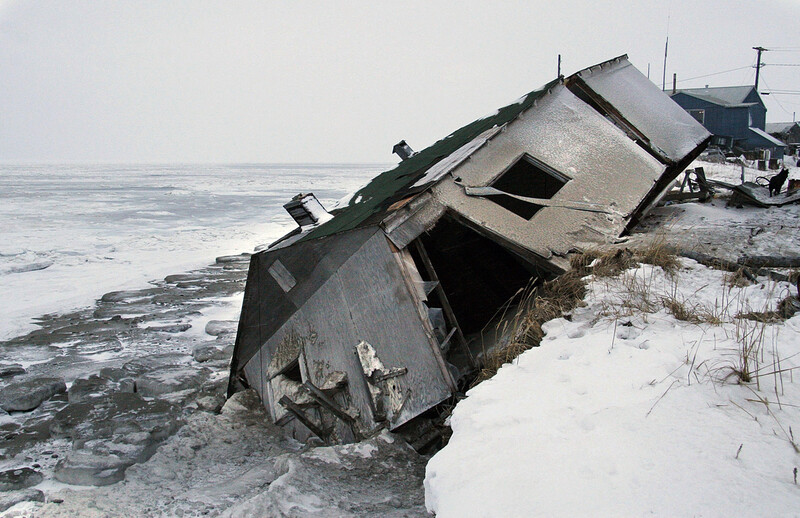 미국 알래스카의 원주민 마을 쉬스마레프의 한 주택이 해안가 침식으로 인해 쓰러져 있다. 2005년, 12명의 청소년을 대표해 알래스카주의 기후변화 정책에 대항하는 소송이 진행됐다. AP/연합뉴스