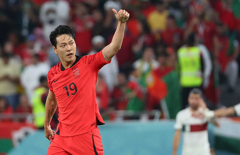 Kim Young-gwon gives a thumbs up to the stands after scoring a goal to tie up the game against Portugal at Education City Stadium in Al Rayyan, Qatar, on Dec. 3 (Korea time). (Yonhap)