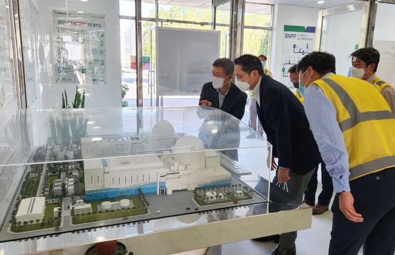 이재용 삼성전자 회장이 6일 삼성물산 참여하는 아랍에미리트연합(UAE) 바라카 원전 프로젝트 건설 현장에서 모형도를 보며 설명을 듣고있다. 삼성전자 제공
