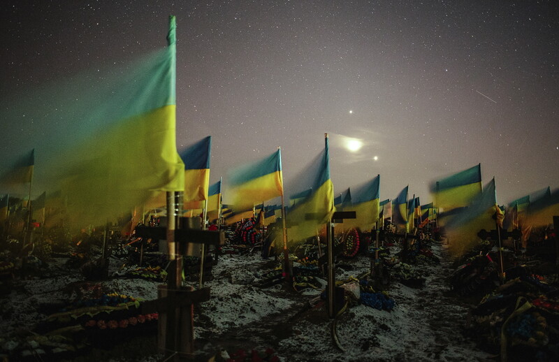 러시아의 우크라이나 침공 1년을 이틀 앞둔 2023년 2월22일(현지시각) 우크라이나 북동부 하르키우의 한 군사 묘지 내 전사자들 무덤 위로 우크라이나 국기가 천천히 흔들리고 있다. EPA/연합뉴스