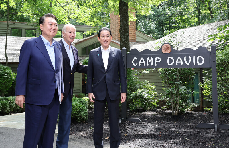 South Korean President Yoon Suk-yeol, US President Joe Biden, and Japanese Prime Minister Fumio Kishida stand for a photo outside the Aspen Lodge at Camp David, the US presidential retreat in Maryland, on Aug. 18 following their trilateral summit. (Yonhap)