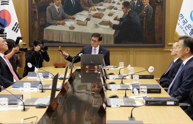 이창용 한국은행 총재가 11일 서울 중구 한국은행에서 열린 금융통화위원회에서 의사봉을 두드리고 있다. 연합뉴스