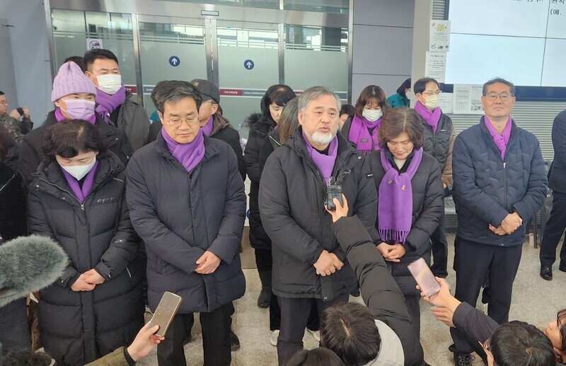 10·29 이태원 참사 유가족협의회가 지난 3일 전남 무안국제공항을 찾아 제주항공 참사 희생자 유족을 위로하는 발언을 하고 있다. 김용희 기자 kimyh@hani.co.kr