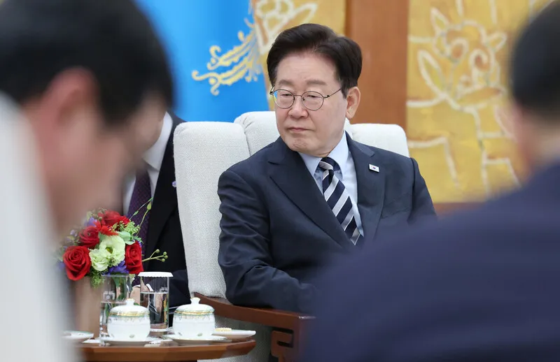 이 대통령 지지율 37% 또 최저치…부정 평가 5%p 상승 56% [갤럽]
