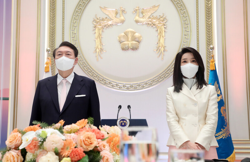 President Yoon Suk-yeol and first lady Kim Keon-hee take part in an event commemorating New Year's at the guest house of the Blue House on Jan. 2. (presidential office pool photo)