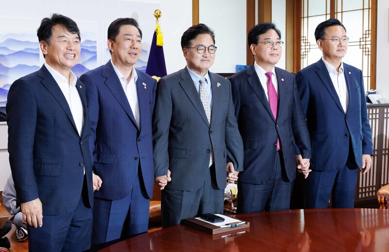 우원식 국회의장과 김병기 더불어민주당 원내대표, 송언석 국민의힘 비상대책위원장 겸 원내대표가 19일 오후 서울 여의도 국회에서 열린 의장 주재 여야 원내대표 회동에서 기념촬영을 하고 있다. 왼쪽부터 문진석 더불어민주당 원내운영수석부대표, 김 원내대표, 우 의장, 송 원내대표, 유상범 국민의힘 원내수석부대표. 공동취재사진