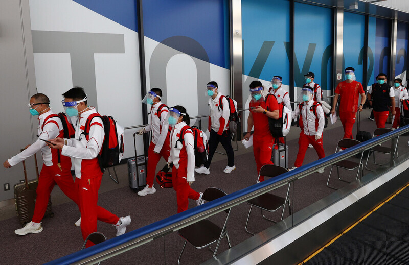 Chinese athletes competing in the 2020 Tokyo Olympics arrive at Narita Airport near Tokyo on Monday. (Reuters/Yonhap News)