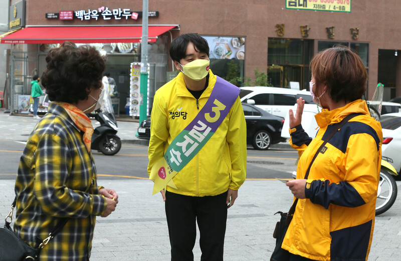 김지수 정의당 후보가 22일 오후 지역구인 서울 중랑구 상봉동에서 주민들과 인사를 나누고 있다. 이정용 선임기자 lee312@hani.co.kr