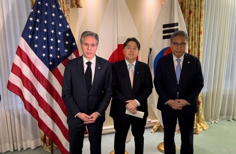 US Secretary of State Antony Blinken, Japanese Foreign Minister Yoshimasa Hayashi, and South Korean Foreign Minister Park Jin (left to right) give a statement on Feb. 29 condemning a missile launch by North Korea. (Noh Ji-won/The Hankyoreh)