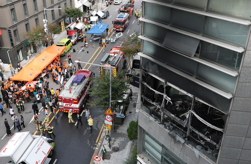 20일 서울 강남구 역삼동의 한 건물에서 화재가 발생해 진화작업이 벌어지고 있다. 연합뉴스