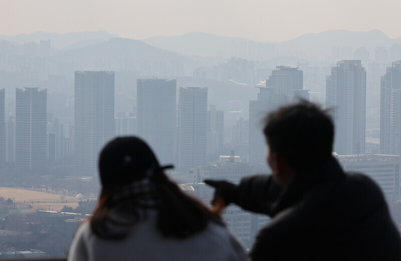 People look out over a hazy Seoul from Mount Nam in the capital. (Yonhap)