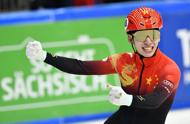 Le patineur de vitesse sur piste courte Lim Hyo-jun remporte sa première médaille d'or après sa naturalisation en Chine