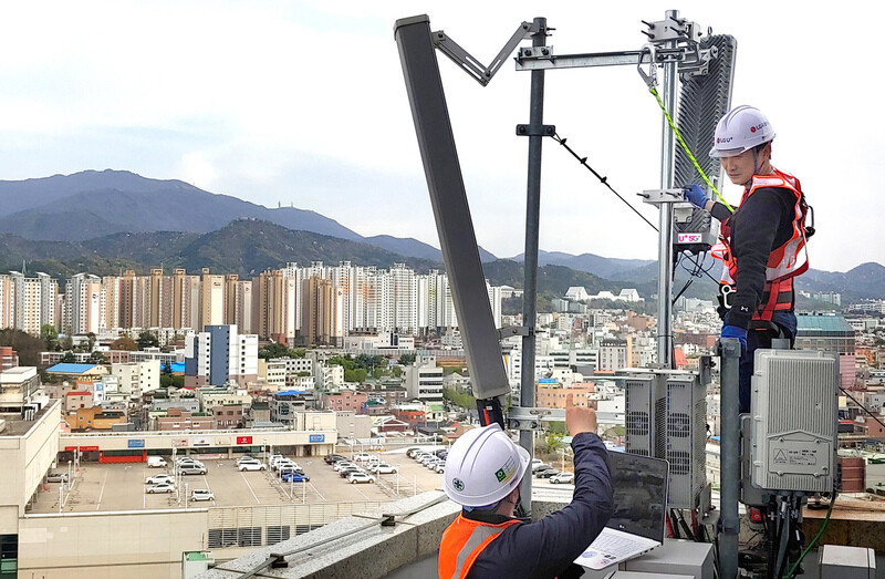 LG U+ employees install a 5G base station in Gwangju in April. (provided by LG U+)