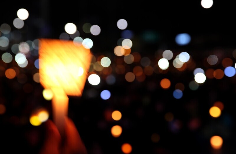 A candlelit rally in Gwanghwamun on Dec. 3, 2016. (Lee Jong-keun, staff photographer)