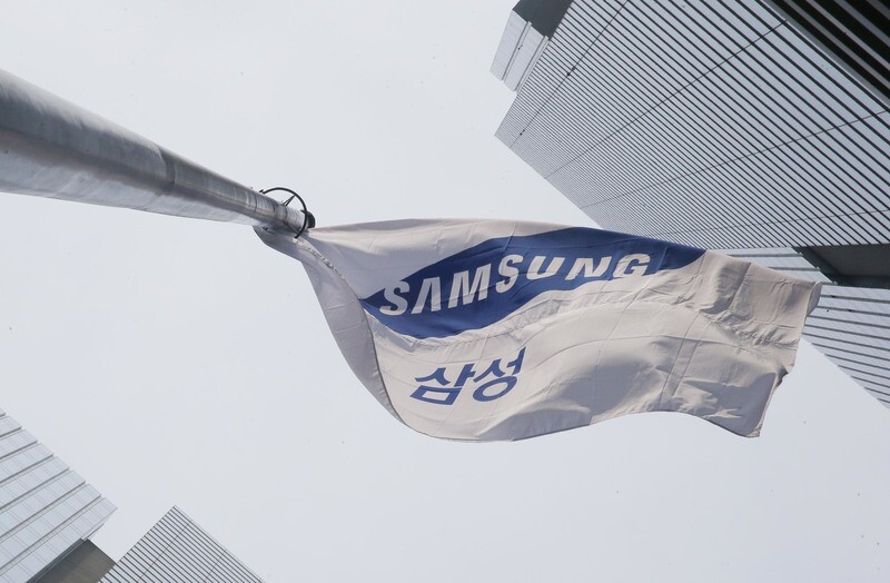 A flag flutters in the wind outside of Samsung headquarters in Seoul’s Seocho neighborhood. (by Shin So-young