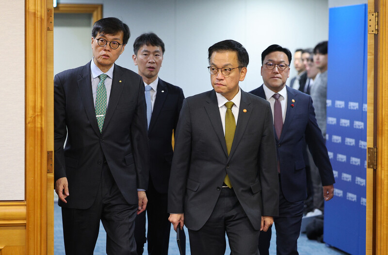 환율 급등에 최상목 "금융·외환 단기 변동성 확대…차분한 대응 필요"