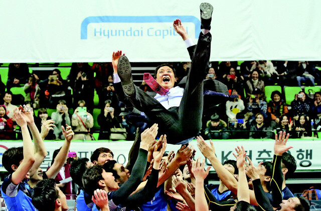 Jogadores da Hyundai Capital se banham com o técnico Tae Wong Choi depois de vencerem o Campeonato Regular Masculino 2015-2016 em 25 de fevereiro de 2016. Ansan / Yonhap News