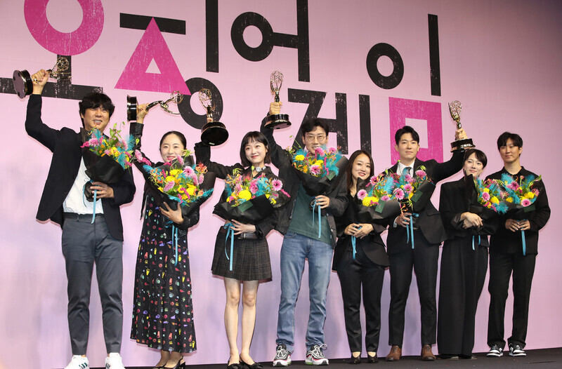 Cast and crew from “Squid Game” hold up their Emmy trophies at a press event held at the Westin Josun Seoul Hotel in downtown Seoul on Sept. 16. (Shin So-young/The Hankyoreh)