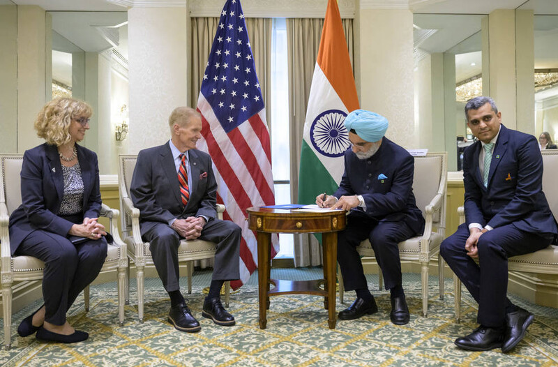 타란지트 싱 산두 미국 주재 인도대사(오른쪽 두번째)가 빌 넬슨 미 항공우주국장(왼쪽 두번째)이 지켜보는 가운데 인도를 대표해 아르테미스협정에 서명하고 있다. 나사 제공
