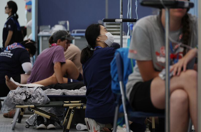 Medical staff at a health center set up on the site of the World Scout Jamboree in Saemangeum, North Jeolla Province, check on patients on Aug. 3. (Yonhap)