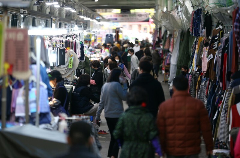 People crowd Seomun market in Daegu on Apr. 6, although the city’s COVID-19 threat has not vanished. (Yonhap News)