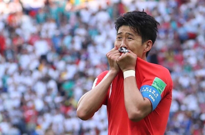 Son Heung-min beijou o emblema após marcar contra a Alemanha na partida do Grupo F da Copa do Mundo de 2018 na Rússia.  Kazan/Repórter Park Jong-shik