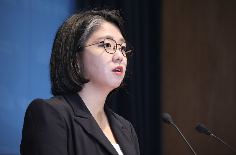 용혜인 성평등가족부 장관 후보자가 13일 오전 국회 소통관에서 장관직 사퇴 기자회견을 하고 있다. 윤운식 선임기자 yws@hani.co.kr