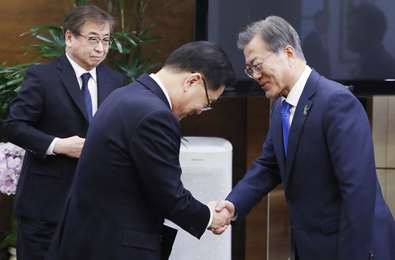 President Moon shakes hands with Chung Eui-yong