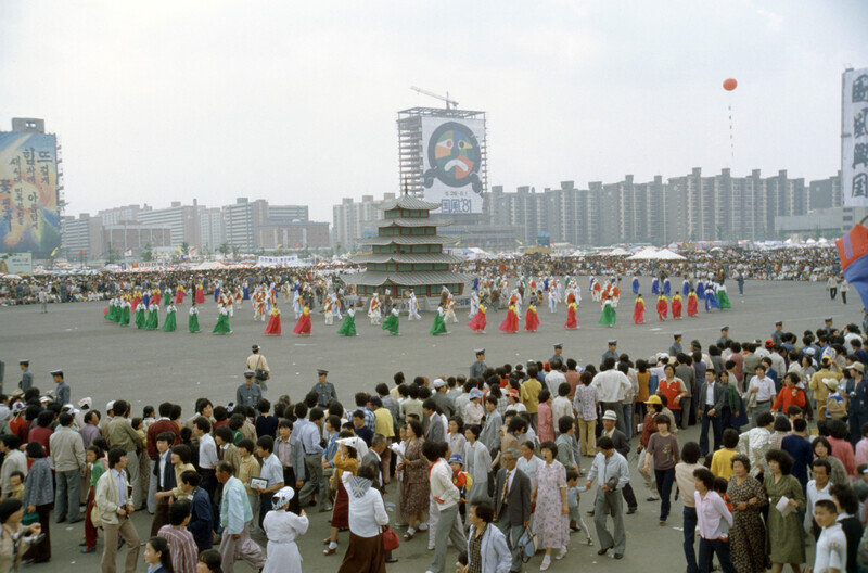 A view of the Gukpung 81 festival held Yeouido in 1981 (Yonhap News)