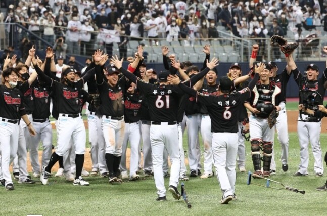 케이티 위즈 박경수가 11월18일 한국시리즈 우승을 차지한 뒤 그라운드로 목발을 짚고 나가 기다리고 있던 팀 동료들과 함께 기뻐하고 있다. 연합뉴스