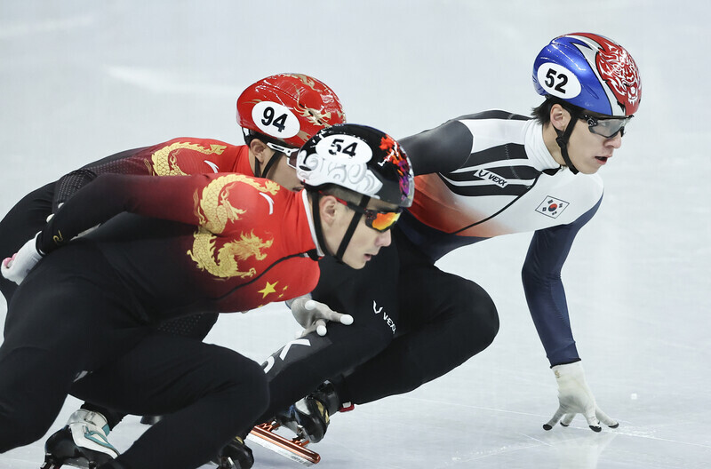 After South Korean short track speedskater Hwang Dae-heon, seen here racing in the men’s 1,000-meter event at the Beijing Olympics, was disqualified on a questionable call by judges, anti-China sentiment became pronounced in Korea. (Yonhap News)