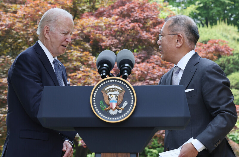 Chung Eui-sun, chairperson of the Hyundai Motor Group, shakes hands with US President Joe Biden during the latter’s visit to Seoul on May 22, 2022, after pledging additional investments in the US. (Yonhap)